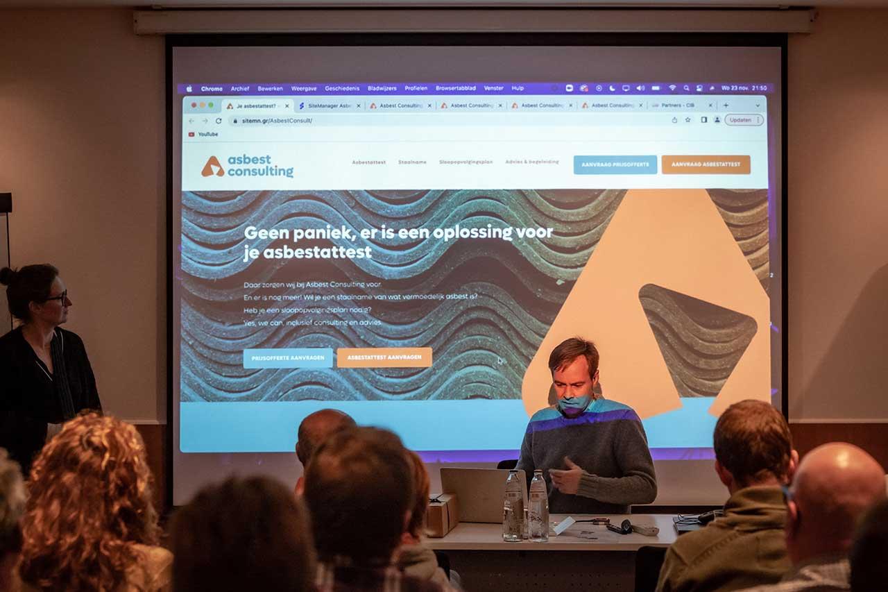Stefan Van Loon en Inge Tanghe (Made By Design) stellen de nieuwe branding voor van Asbest Consulting