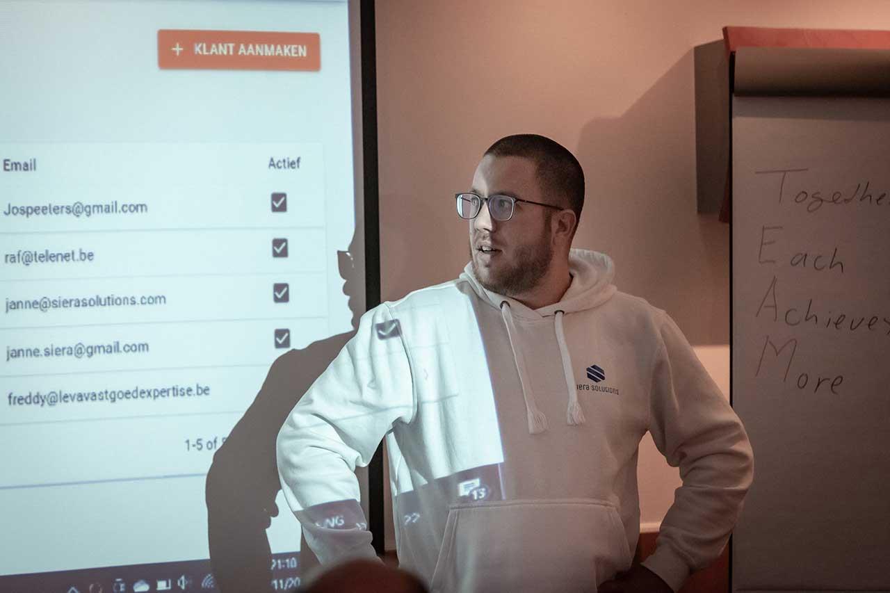 Janne Siera (Siera Solutions) geeft een overzicht van het Asbest Consulting CRM-systeem
